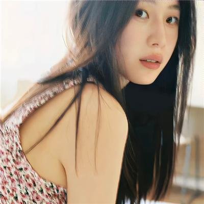 女孩向前走